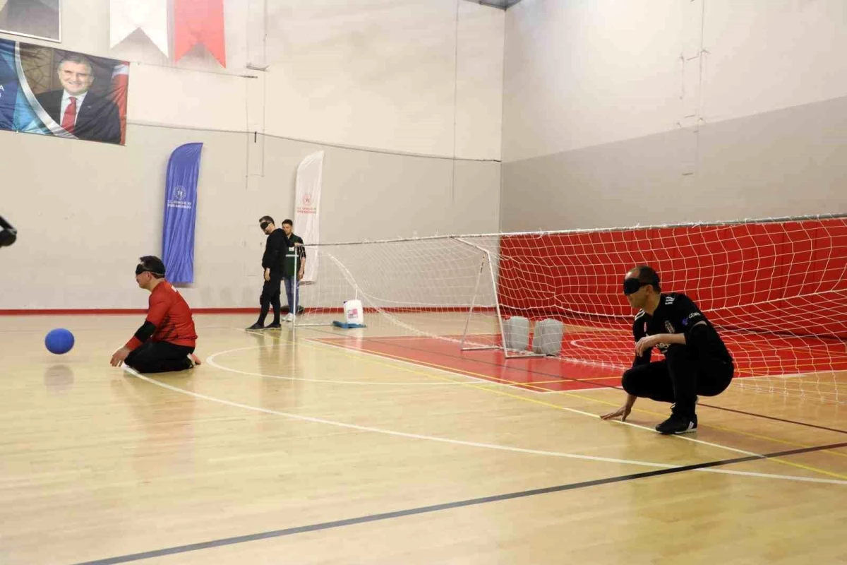 Çankırı Valisi Mustafa Fırat Taşolar, görme engellilerle goalball maçı yaptı