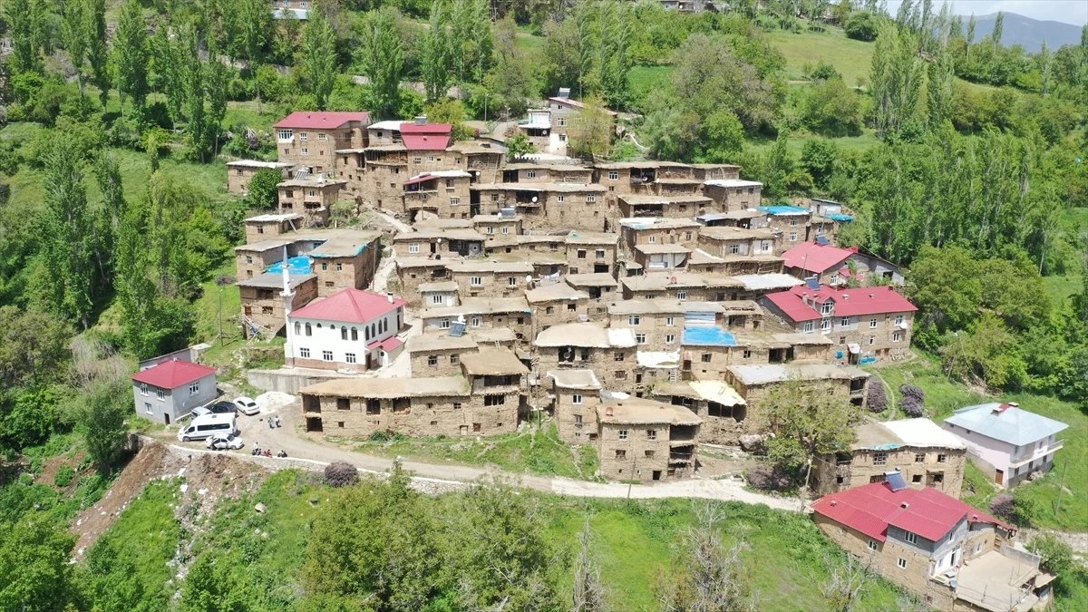Van'da açılan Temel Fotoğrafçılık Kursu'na katılan öğrenciler Bitlis'in Hizan ilçesindeki taş evleri ve doğal yaşamı görüntüledi