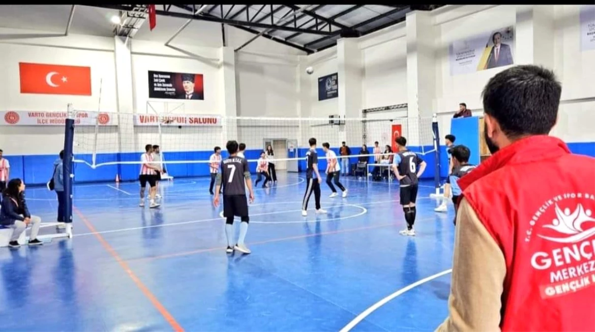 Muş Varto'da Liseler Arası Voleybol Turnuvası düzenlendi