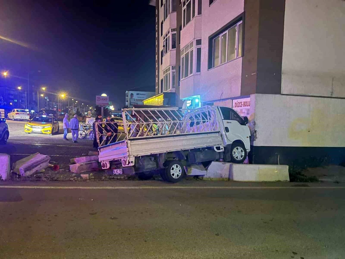 Bolu'da kamyonet dükkanlara çarptı