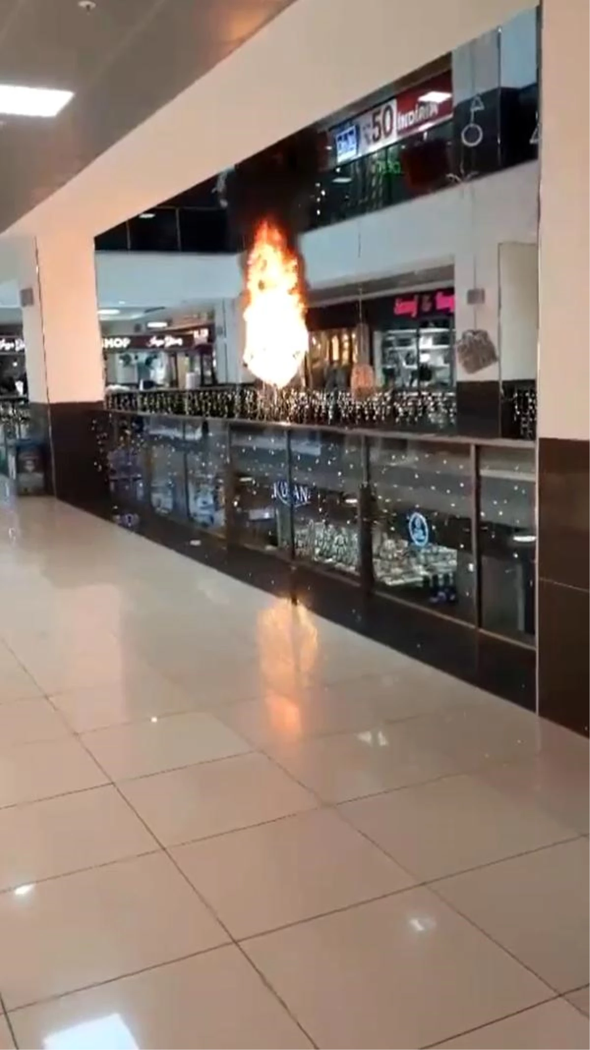 Yalova'da Alışveriş Merkezinde Dev Avize Yangını