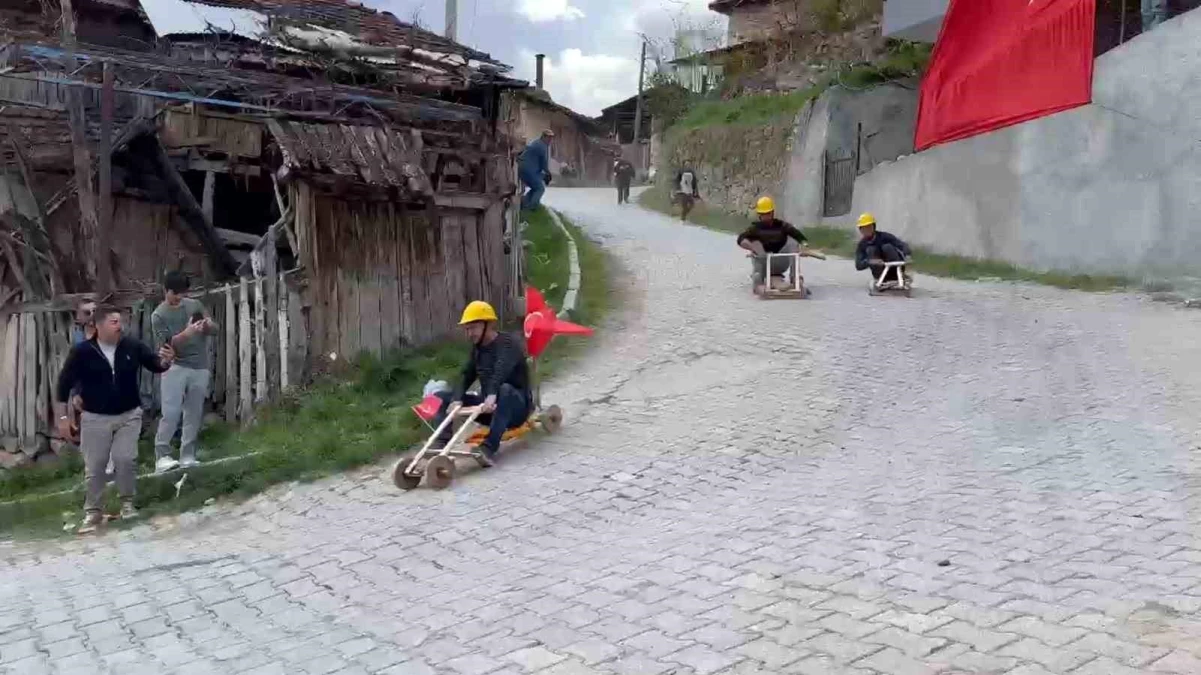 Yeşildere köylülerinin geleneksel tahta araba yarışı
