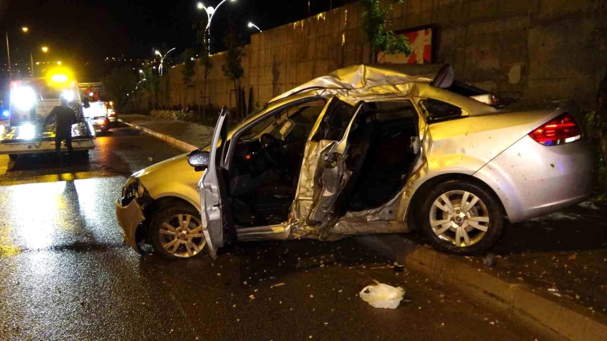 Yozgat'ta Kontrolden Çıkan Otomobilin Ağaca Çarptığı Trafik Kazası