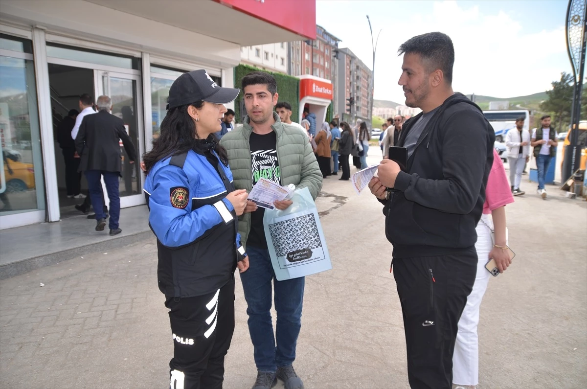 Yüksekova'da Polisler Vatandaşları Dolandırıcılık Konusunda Bilgilendirdi