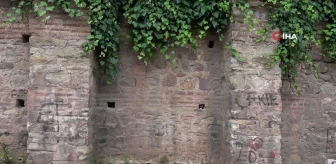 Tarihi Manastırın Duvarları Sprey Boyalarla Kirletiliyor